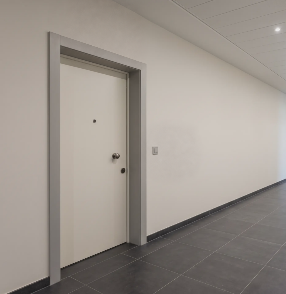 Inbraakwerende stalen veiligheidsdeur EB Standaard in het wit met meerpuntsvergrendeling