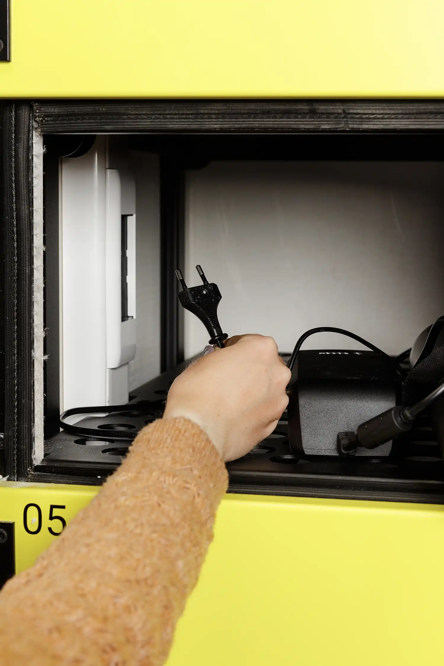 Interieur van een afzonderlijk afsluitbaar compartiment van de LOXXER LOX12 laadlocker met stopcontact en sleutel